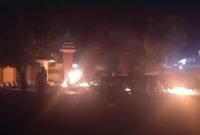 Keadaan di gedung depan Xmapolda DIY gelap gulita menyusul aksi bakar oleh massa. (Joke)