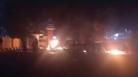 Keadaan di gedung depan Xmapolda DIY gelap gulita menyusul aksi bakar oleh massa. (Joke)