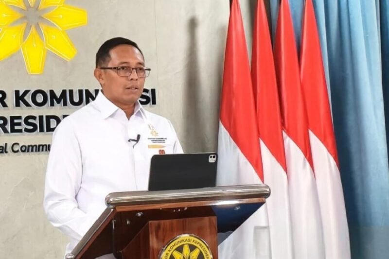 Kepala Kantor Komunikasi Kepresidenan (PCO) Hasan Nasbi saat menyampaikan keterangan pers di Kantor PCO, Gambir, Jakarta Pusat. (Antara)