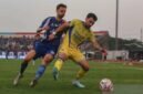 Pemain PSIM Nerimi Haljeti (kiri) berebut bola dengan pemain Persib Frans Dhio Putros dalam laga BRI Super League di Stadion Sultan Agung, Bantul, Minggu (24/8/2025). (Antara)