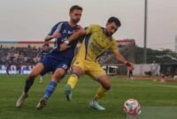 Pemain PSIM Nerimi Haljeti (kiri) berebut bola dengan pemain Persib Frans Dhio Putros dalam laga BRI Super League di Stadion Sultan Agung, Bantul, Minggu (24/8/2025). (Antara)