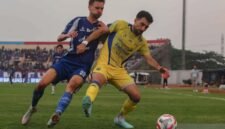 Pemain PSIM Nerimi Haljeti (kiri) berebut bola dengan pemain Persib Frans Dhio Putros dalam laga BRI Super League di Stadion Sultan Agung, Bantul, Minggu (24/8/2025). (Antara)