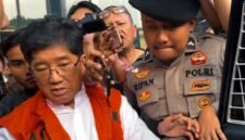 Tersangka kasus suap IUP Rudy Ong Chandra sesaat tiba di Gedung KPK Jakarta setelah ditangkap di Surabaya. (Joke)