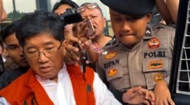 Tersangka kasus suap IUP Rudy Ong Chandra sesaat tiba di Gedung KPK Jakarta setelah ditangkap di Surabaya. (Joke)