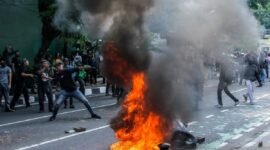 Demo, api dan kemarahan. (Joke)