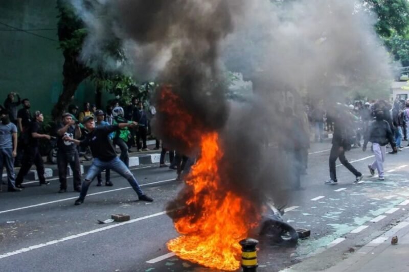 Demo, api dan kemarahan. (Joke)