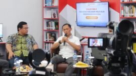 Kepala Satgas Pangan Polri sekaligus Dirtipideksus Bareskrim Polri Brigjen Pol. Helfi Assegaf (kanan) berikan keterangan kepada wartawan Kantor Ombudsman Republik Indonesia, Jakarta Selatan, Selasa (26/8/2025). (Antara)