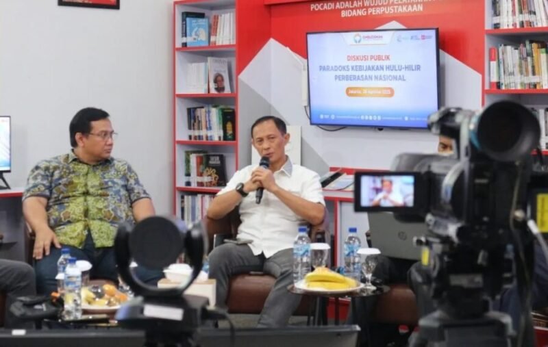 Kepala Satgas Pangan Polri sekaligus Dirtipideksus Bareskrim Polri Brigjen Pol. Helfi Assegaf (kanan) berikan keterangan kepada wartawan Kantor Ombudsman Republik Indonesia, Jakarta Selatan, Selasa (26/8/2025). (Antara)