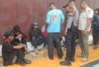 Personel Operasi Gabungan Satpol PP Damkar, TNI, Polri, dan Dinsos saat mengamankan delapan PGOT dalam operasi razia pada Rabu (27/8/202). (Joke)
