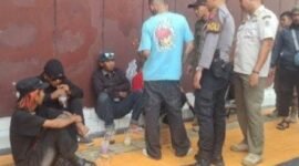 Personel Operasi Gabungan Satpol PP Damkar, TNI, Polri, dan Dinsos saat mengamankan delapan PGOT dalam operasi razia pada Rabu (27/8/202). (Joke)
