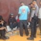 Personel Operasi Gabungan Satpol PP Damkar, TNI, Polri, dan Dinsos saat mengamankan delapan PGOT dalam operasi razia pada Rabu (27/8/202). (Joke)

