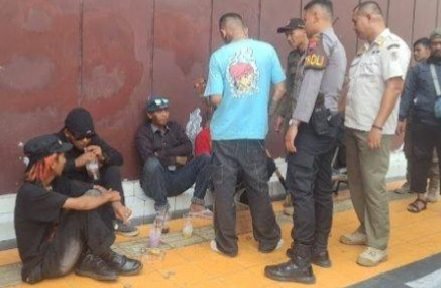 Personel Operasi Gabungan Satpol PP Damkar, TNI, Polri, dan Dinsos saat mengamankan delapan PGOT dalam operasi razia pada Rabu (27/8/202). (Joke)
