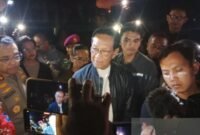 Gubernur DI Yogyakarta, Sri Sultan Hamengku Buwono X, turun langsung menemui massa aksi di halaman Mapolda DIY, Sabtu (30/8/2025) dini hari sekitar pukul 01.00 WIB. (Antara)