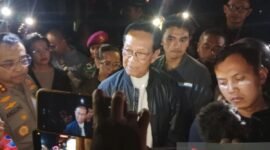 Gubernur DI Yogyakarta, Sri Sultan Hamengku Buwono X, turun langsung menemui massa aksi di halaman Mapolda DIY, Sabtu (30/8/2025) dini hari sekitar pukul 01.00 WIB. (Antara)