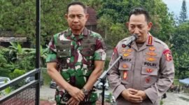 Kapolri Jenderal Listyo Sigit Prabowo dan Panglima TNI Jenderal Agus Subiyanto memberikan keterangan pers usai dipanggil Presiden Prabowo di Hambalang, Kabupaten Bogor, Sabtu (30/8/2025).(Joke)