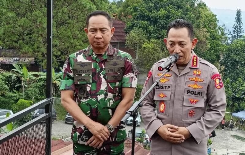 Kapolri Jenderal Listyo Sigit Prabowo dan Panglima TNI Jenderal Agus Subiyanto memberikan keterangan pers usai dipanggil Presiden Prabowo di Hambalang, Kabupaten Bogor, Sabtu (30/8/2025).(Joke)