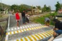Polres Wonogiri bersama warga memasang polisi tidur di tiga perlintasan kereta api tanpa palang pintu di Desa Gemantar, Kecamatan Selogiri, Kabupaten Wonogiri, Minggu (24/8/2025). (Joke)