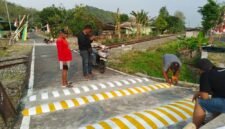 Polres Wonogiri bersama warga memasang polisi tidur di tiga perlintasan kereta api tanpa palang pintu di Desa Gemantar, Kecamatan Selogiri, Kabupaten Wonogiri, Minggu (24/8/2025). (Joke)