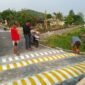 Polres Wonogiri bersama warga memasang polisi tidur di tiga perlintasan kereta api tanpa palang pintu di Desa Gemantar, Kecamatan Selogiri, Kabupaten Wonogiri, Minggu (24/8/2025). (Joke)