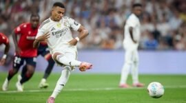 Kylian Mbappe menyepakati bola dengan sisi dalam telapak kakinya. (Getty Images/Ion Icoba Beltia)