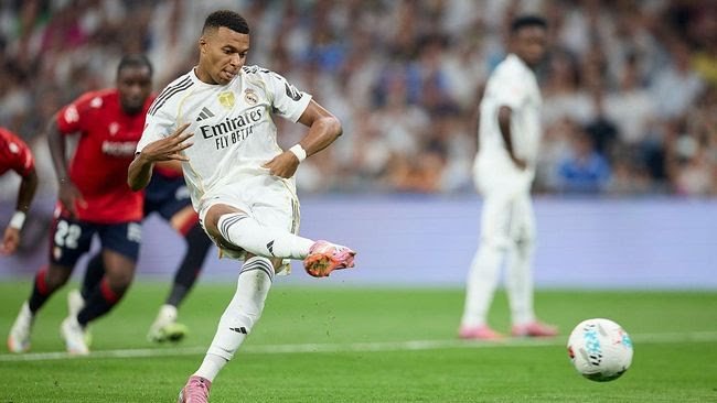 Kylian Mbappe menyepakati bola dengan sisi dalam telapak kakinya. (Getty Images/Ion Icoba Beltia)