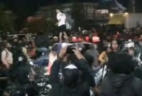 Sebuah mobil polisi yang melintas di Jalan Ring Road depan Polda DIY menjadi sasaran amukmassa. (Joke)