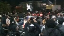 Sebuah mobil polisi yang melintas di Jalan Ring Road depan Polda DIY menjadi sasaran amukmassa. (Joke)