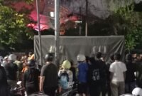 Anggota Kodim 0729 Bantul turut membantu evakuasi sejumlah massa aksi yang pingsan diduga akibat terpapar gas air mata dalam demonstrasi “Jogja Memanggil” di depan Polda DIY, Jumat (29/8/2025) malam. (Joke)