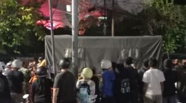 Anggota Kodim 0729 Bantul turut membantu evakuasi sejumlah massa aksi yang pingsan diduga akibat terpapar gas air mata dalam demonstrasi “Jogja Memanggil” di depan Polda DIY, Jumat (29/8/2025) malam. (Joke)