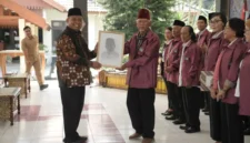 Bupati Sleman Harda Kiswaya mengukuhkan pengurus Pasri Daerah Istimewa Yogyakarta (DIY) masa bakti 2025-2027 di Pendopo Rumah Dinas Bupati Sleman, Senin (25/8/2025). (Joke / Bagian Prokopim Setda Sleman)