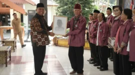 Bupati Sleman Harda Kiswaya mengukuhkan pengurus Pasri Daerah Istimewa Yogyakarta (DIY) masa bakti 2025-2027 di Pendopo Rumah Dinas Bupati Sleman, Senin (25/8/2025). (Joke / Bagian Prokopim Setda Sleman)
