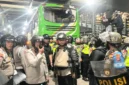 Sebuah bus rombongan suporter asal Bandung dengan kaca pecah diamankan aparat kepolisian di TKP Ngabean, Kota Yogyakarta, usai kericuhan pada Minggu (24/8/2025) malam. (Polda DIY)