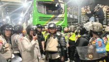 Sebuah bus rombongan suporter asal Bandung dengan kaca pecah diamankan aparat kepolisian di TKP Ngabean, Kota Yogyakarta, usai kericuhan pada Minggu (24/8/2025) malam. (Polda DIY)