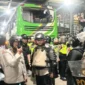 Sebuah bus rombongan suporter asal Bandung dengan kaca pecah diamankan aparat kepolisian di TKP Ngabean, Kota Yogyakarta, usai kericuhan pada Minggu (24/8/2025) malam. (Polda DIY)