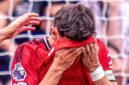 Kapten Manchester United, Fernandes, menutup muka sambil mengusap air mata dengan ujung jersi setelah gagal mengeksekusi penalti ke gawang Fulham. (Sky Sports)