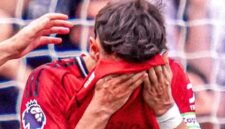 Kapten Manchester United, Fernandes, menutup muka sambil mengusap air mata dengan ujung jersi setelah gagal mengeksekusi penalti ke gawang Fulham. (Sky Sports)