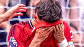 Kapten Manchester United, Fernandes, menutup muka sambil mengusap air mata dengan ujung jersi setelah gagal mengeksekusi penalti ke gawang Fulham. (Sky Sports)