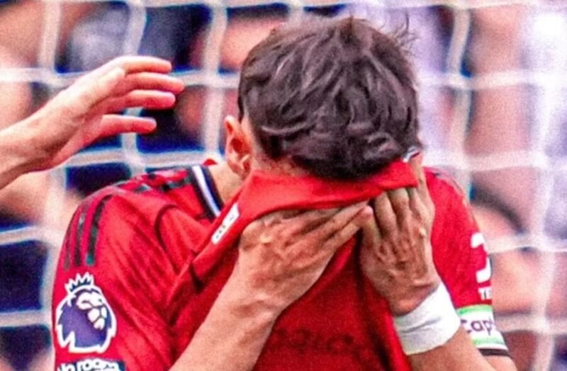 Kapten Manchester United, Fernandes, menutup muka sambil mengusap air mata dengan ujung jersi setelah gagal mengeksekusi penalti ke gawang Fulham. (Sky Sports)