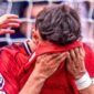 Kapten Manchester United, Fernandes, menutup muka sambil mengusap air mata dengan ujung jersi setelah gagal mengeksekusi penalti ke gawang Fulham. (Sky Sports)