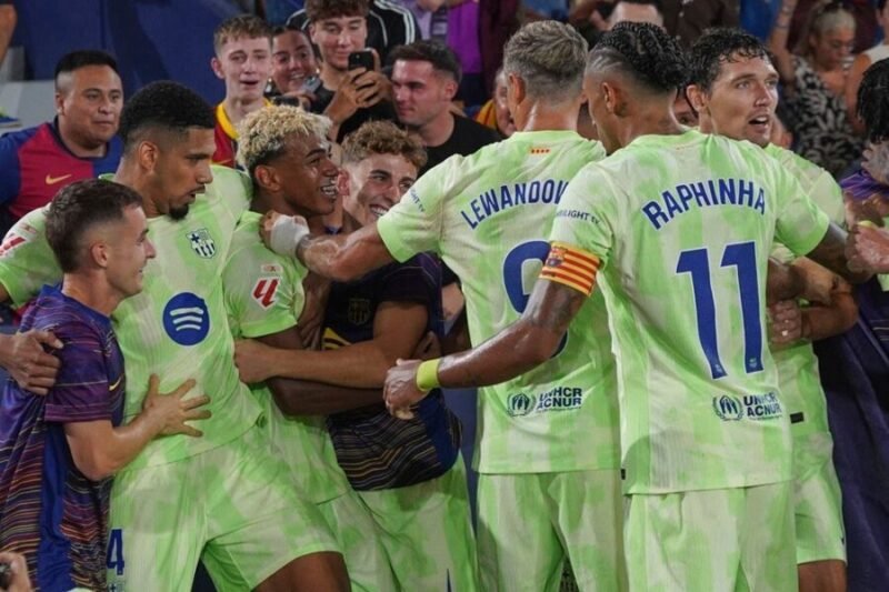 Selebrasi skuad Barcelona setelah memastikan kemenangan dalam laga kontra Levante di La Liga 2025/2026, Minggu (24/8/2025). (AP Photo/Alberto Saiz)