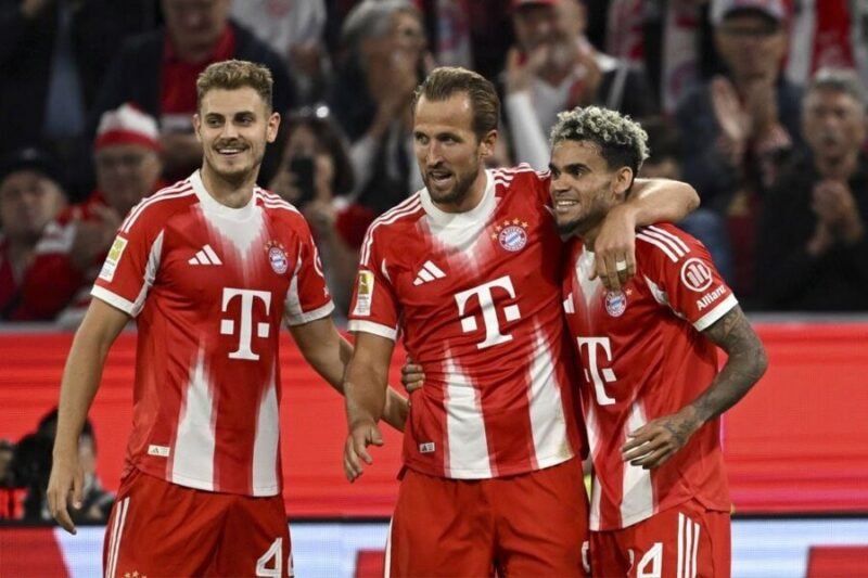 Skuad Bayern Munchen merayakan gol Harry Kane ke gawang RB Leipzig, Sabtu (23/8/2025) (Sven Hoppe/dpa via AP)