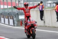 Rider Ducati, Marc Marquez, menjuarai sprint race seri Hungaria yang digelar di Sirkuit Balaton Park, Sabtu (23/8/2025) malam WIB. (Reuters)