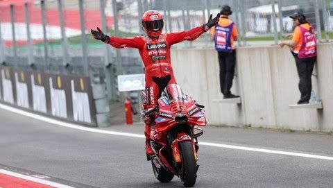 Rider Ducati, Marc Marquez, menjuarai sprint race seri Hungaria yang digelar di Sirkuit Balaton Park, Sabtu (23/8/2025) malam WIB. (Reuters)