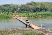 Jembatan apung Bantul-Kulon Progo hasil swadaya tiga pengusaha. (detikom)