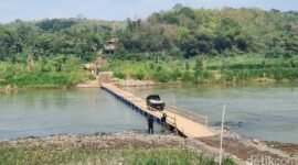 Jembatan apung Bantul-Kulon Progo hasil swadaya tiga pengusaha. (detikom)