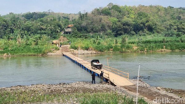 Jembatan apung Bantul-Kulon Progo hasil swadaya tiga pengusaha. (detikom)