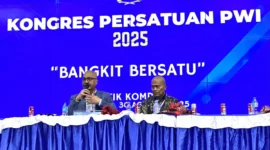 Ketua Umum Persatuan Wartawan Indonesia (PWI) Pusat periode 2025–2030 terpilih Akhmad Munir (kiri) saat Kongres PWI 2025 di Cikarang, Jawa Barat, Sabtu (30/8/2025). (Joke)