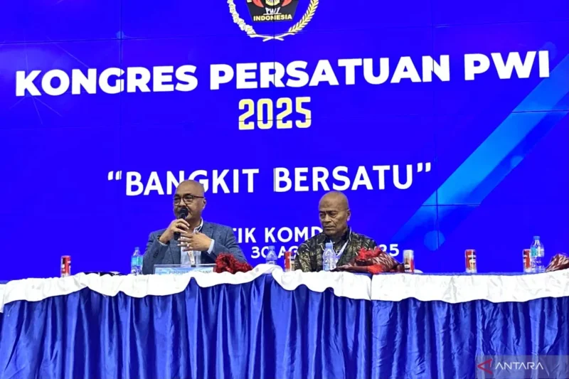 Ketua Umum Persatuan Wartawan Indonesia (PWI) Pusat periode 2025–2030 terpilih Akhmad Munir (kiri) saat Kongres PWI 2025 di Cikarang, Jawa Barat, Sabtu (30/8/2025). (Joke)