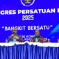 Ketua Umum Persatuan Wartawan Indonesia (PWI) Pusat periode 2025–2030 terpilih Akhmad Munir (kiri) saat Kongres PWI 2025 di Cikarang, Jawa Barat, Sabtu (30/8/2025). (Joke)