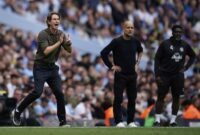 Thomas Frank (kiri) saat memberikan instruksi di laga Manchester City vs Tottenham, Sabtu (23/08/2025). (AP Photo/Dave Thompson)